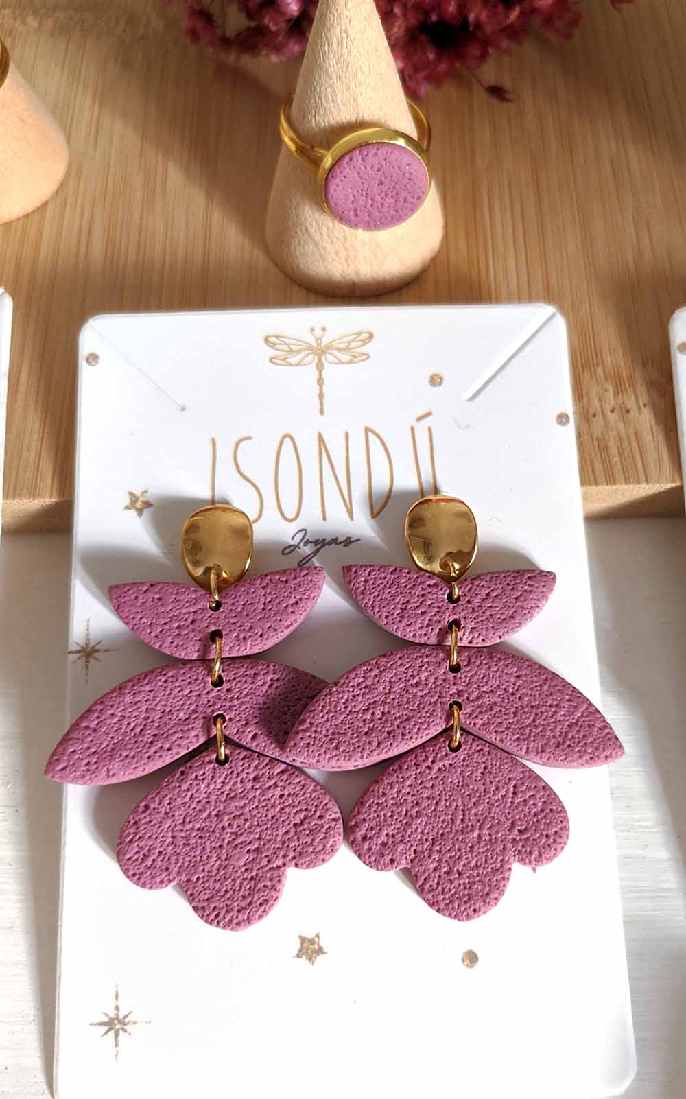 http://isondujoyas.com/cdn/shop/files/pendientes-artesanales-arcilla-polimerica-rosa-magenta-Fleur.jpg?v=1699998311