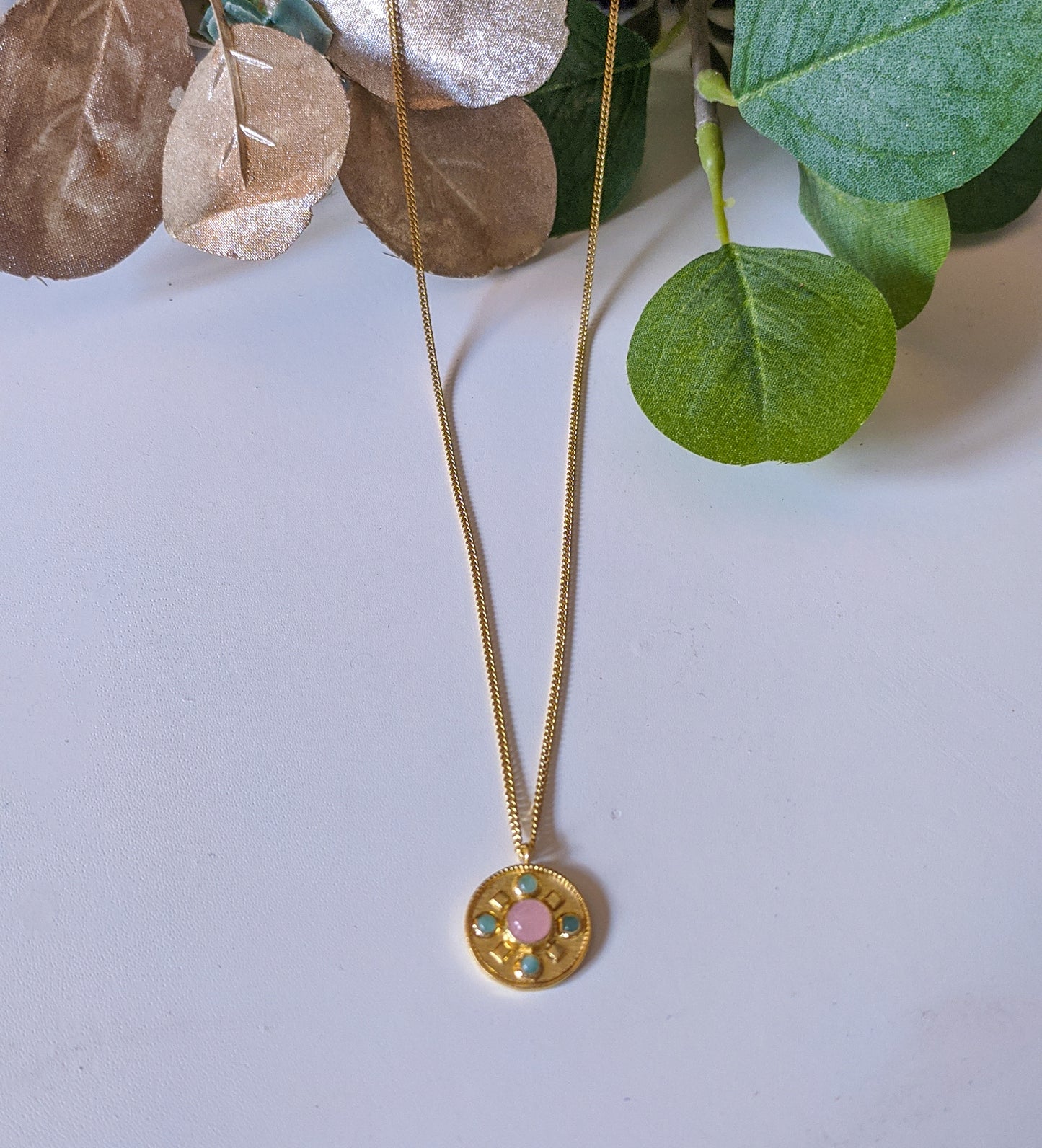 Halskette mit natürlichen Chalcedon- und Amazonit-Ubud-Steinen aus 18-karätigem vergoldetem Sterlingsilber