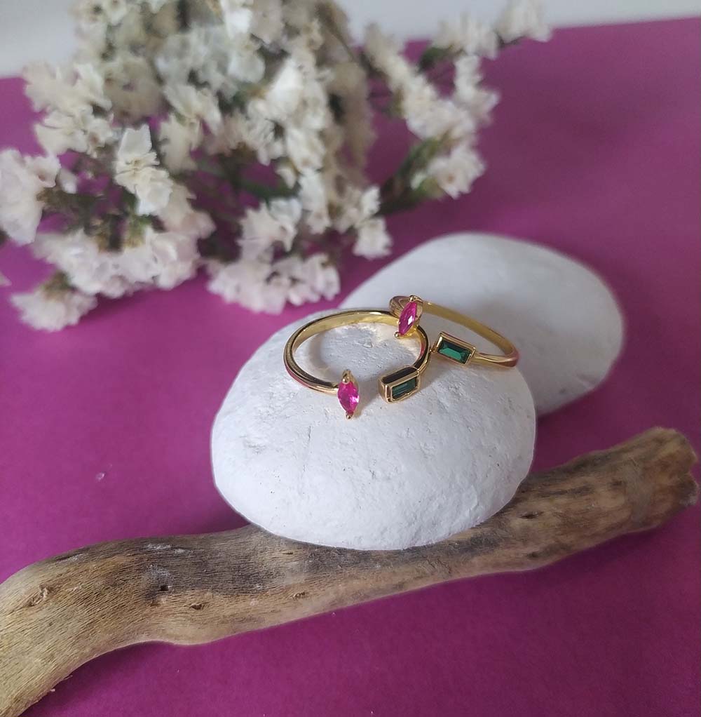 Ring mit Natursteinen, grünen und rosafarbenen Ayutthaya-Zirkonia, aus 925er Silber und 18 Karat vergoldet
