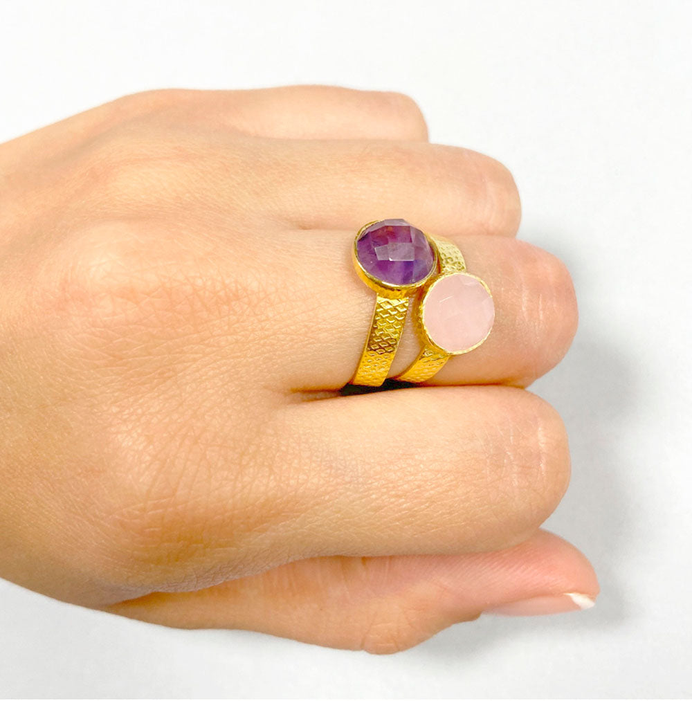 Ring mit Cascais-Rosa-Chalcedon-Natursteinen aus 925er Silber und 18 Karat vergoldet