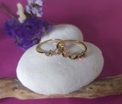 Anel com Pedras Naturais Zircônias coloridas Paola em Prata de Lei com banho de Ouro 18k.