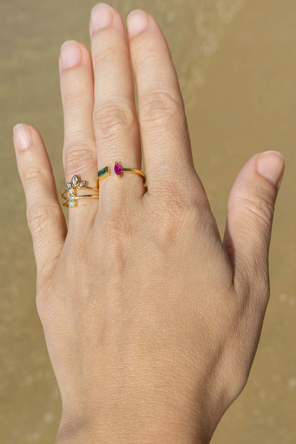 Ring mit natürlichen Opalsteinen und tansanischen Zirkonen aus 925er Silber und 18 Karat vergoldet
