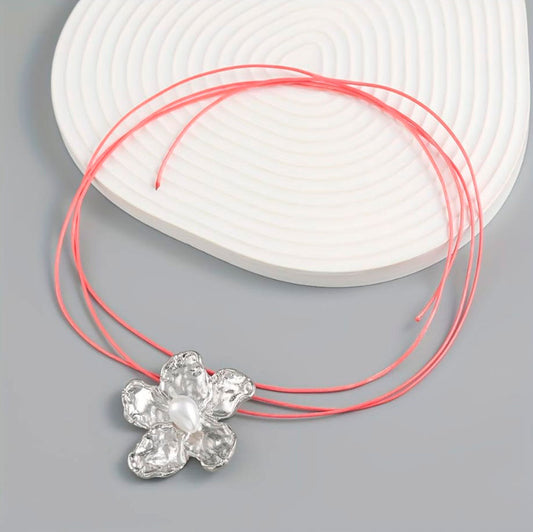 Silberne Blumen-Edelstahl-Halskette