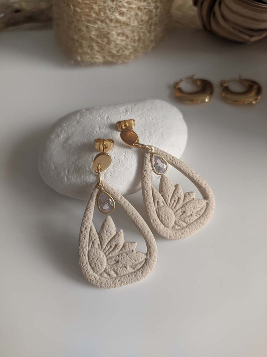 Boucles d'oreilles en argile polymère beige faites à la main Alessia