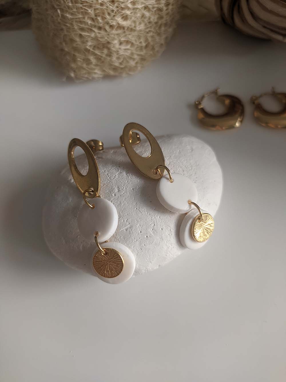 Handgefertigte Ohrringe aus weißem Polymerton von Lavinia