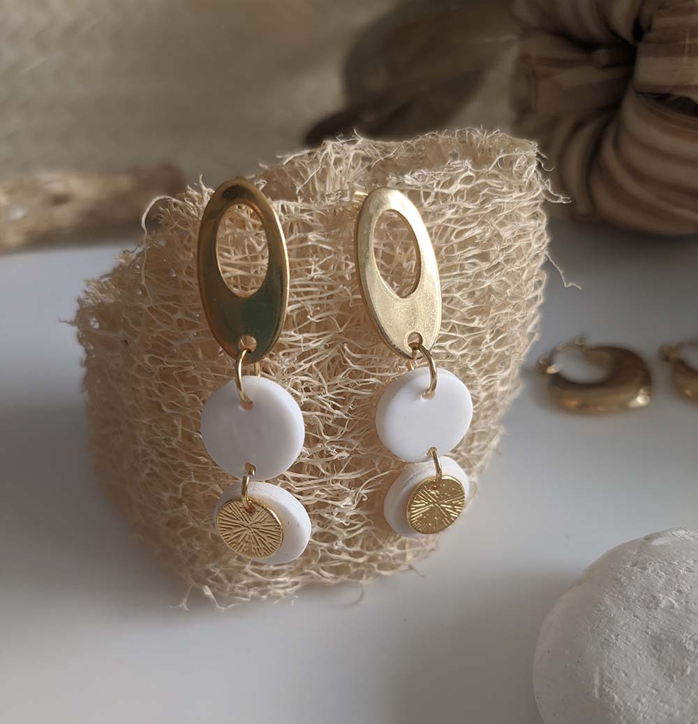 Handgefertigte Ohrringe aus weißem Polymerton von Lavinia