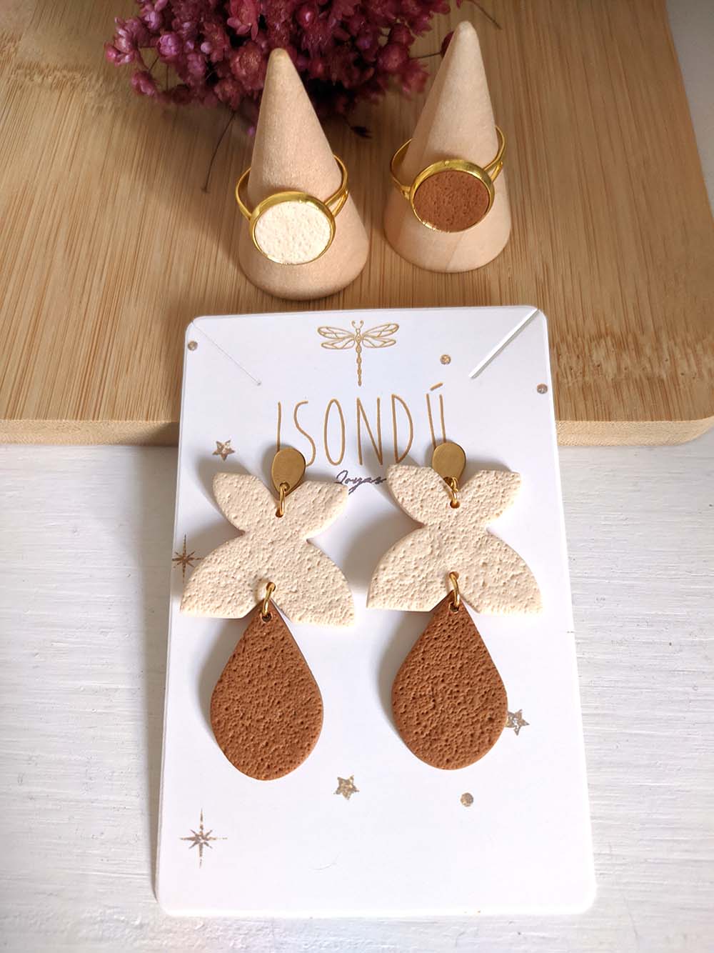 Boucles d’oreilles chics faites à la main en argile polymère beige et marron