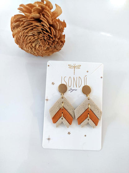 Handgefertigte beige-orangefarbene Terrakotta-Denali-Polymer-Ton-Ohrringe