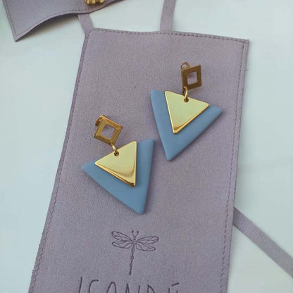 Himmelblaue handgefertigte Ohrringe aus Fimo in Gold und blauen Dreiecken