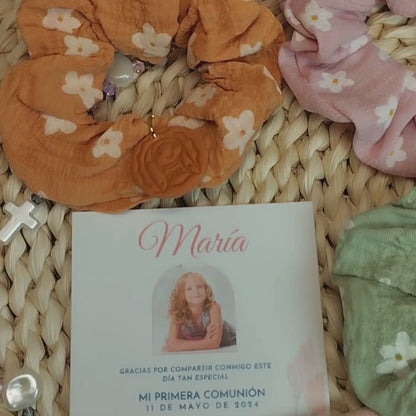 Scrunchie flores y cuadros medalla Virgen Arcilla Polimérica Detalle Comunión