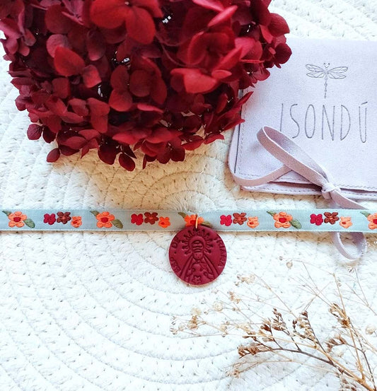 Pulsera Bloom con medalla de Virgen en Arcilla Polimérica