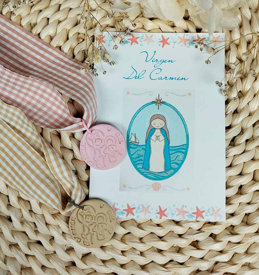 Pulseira Virgen del Carmen com medalha de argila de polímero detalhe de comunhão/batismo